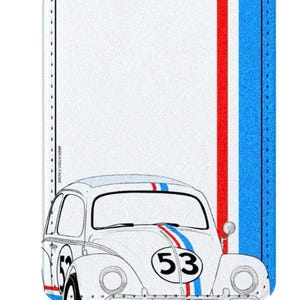 Puede incluir: Tarjetero blanco con ilustración de coche blanco, número 53. Presenta rayas rojas y azules y un asa negra. El diseño está enmarcado por un borde cosido. Accesorio práctico.