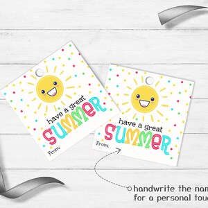 K&ouml;nnte beinhalten: Zwei quadratische wei&szlig;e Geschenkanh&auml;nger mit einer gelben, l&auml;chelnden Sonnengrafik, bunten Punkten und dem Text have a great SUMMER. Jeder Anh&auml;nger enth&auml;lt eine From:-Zeile mit einem Pfeil, der auf ein Feld f&uuml;r einen Namen zeigt.