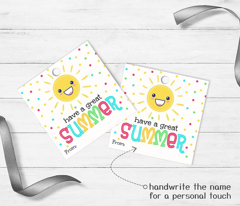 K&ouml;nnte beinhalten: Zwei quadratische wei&szlig;e Geschenkanh&auml;nger mit einer gelben, l&auml;chelnden Sonnengrafik, bunten Punkten und dem Text have a great SUMMER. Jeder Anh&auml;nger enth&auml;lt eine From:-Zeile mit einem Pfeil, der auf ein Feld f&uuml;r einen Namen zeigt.
