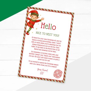 Könnte beinhalten: Eine Weihnachtskarte mit einem rot-grünen Rand. Die Karte zeigt eine Illustration eines Elfen und die Worte "Hello NICE TO NEET YOU!". Die Karte enthält eine Nachricht vom Elfen und einen Stempel "North Pole Special Delivery".