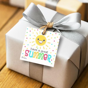 K&ouml;nnte beinhalten: Ein quadratisches wei&szlig;es Geschenkanh&auml;nger-Schild mit einer gelben, l&auml;chelnden Sonnenillustration, bunten Punkten und dem Text "have a great SUMMER" in mehrfarbigen Buchstaben sowie einer "From:"-Zeile unten, befestigt an einem silber verpackten Geschenk.