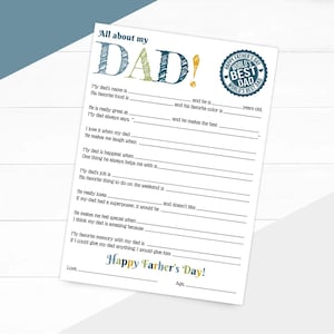Pode incluir: Um cartão branco do Dia dos Pais para preencher com o texto "All about my DAD!" em azul, verde e amarelo. Inclui prompts para descrever o nome do pai, comida favorita e muito mais. Apresenta um selo "World's Best Dad".