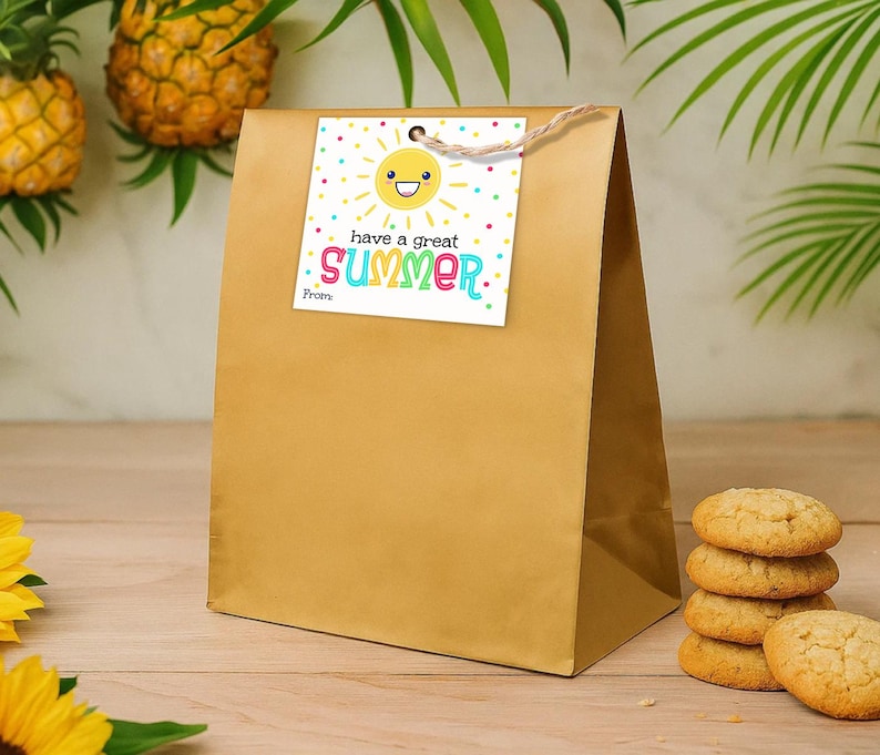 K&ouml;nnte beinhalten: Eine goldene Geschenkt&uuml;te aus Papier mit einem quadratischen wei&szlig;en Anh&auml;nger, der mit einer Schnur befestigt ist. Der Anh&auml;nger zeigt eine gelbe, l&auml;chelnde Sonne, bunte Konfettipunkte und den Text "have a great SUMMER" in bunten Buchstaben.