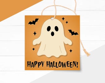 Può includere: Un'etichetta regalo quadrata di Halloween con un fantasma beige, pipistrelli neri e stelle su sfondo arancione. Le parole "HAPPY HALLOWEEN!" sono stampate in nero. È attaccato uno spago naturale.