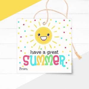 Puede incluir: Una etiqueta de regalo cuadrada blanca con un gráfico de sol amarillo sonriente, puntos de colores y el texto have a great SUMMER seguido de From:. La etiqueta tiene un agujero en la parte superior con un cordel fino beige para colgar.