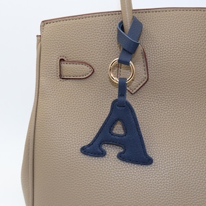 Llavero con inicial de cuero personalizado para bolso, accesorio para llavero con alfabeto hecho a mano