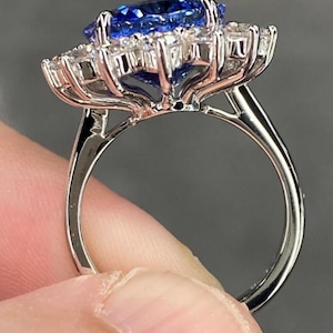 Excepcional e impecable anillo de platino con halo de diamantes DEF VVS y zafiro azul GIA de 14,3 quilates, ovalado de Ceilán, natural, inspirado en la Princesa Diana.
