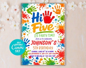 Może przedstawiać: Kolorowe zaproszenie na urodziny 5x7 z napisami "Hi Five" i "Its Party Time!" wydrukowanymi na białym tle. Zaproszenie zawiera odciski dłoni i plamy farby w różnych kolorach.