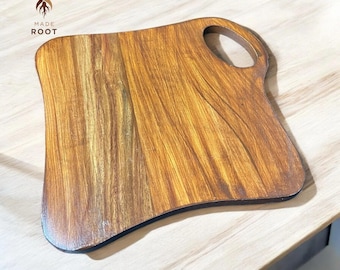 Handgemaakte rustieke houten snijplank: slagersblok, serveren en vleeswaren