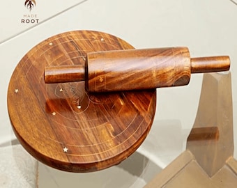 Puede incluir: Un juego de rodillo y tabla circular de madera. El rodillo es cilíndrico con un mango en cada extremo. La tabla es redonda con incrustaciones en forma de estrella. El juego está hecho de madera marrón cálida.