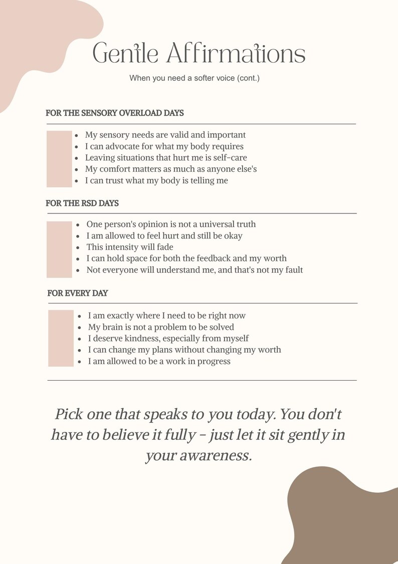 Peut inclure: Panneau en bois rustique avec l'inscription "Welcome to our home" en lettres blanches. Le panneau pr&eacute;sente une finition vieillie et un design simple et accueillant, id&eacute;al pour la d&eacute;coration d'entr&eacute;e.