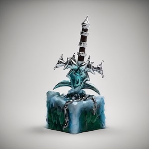 Peut inclure: Sculpture d'épée fantastique détaillée avec une lame et une garde argentées, un manche marron et une base bleu sarcelle et bleue ressemblant à de la glace. Une chaîne argentée entoure la base. Objet décoratif.