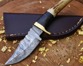 Nóż Skinnera ze stali damasceńskiej kuty ręcznie: rękojeść z rogu jelenia, skórzana pochwa