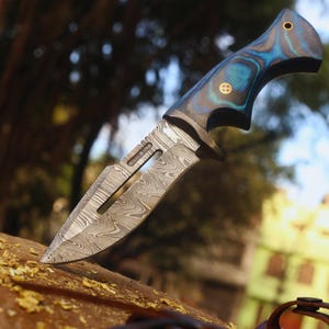 Hand-Forged Damascus Steel Hunting Knife – Full Tang Blade, Color Wood Handle with Leather Sheath | Premium Gift for Hunters & Collectors
