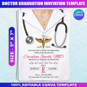 Puede incluir: Plantilla de invitación de graduación de médico. El diseño presenta una bata médica blanca con un estetoscopio y un emblema de caduceo dorado. La invitación incluye el nombre del graduado, la escuela, la fecha, la hora y la información de RSVP. El tamaño es de 12,7 cm x 17,8 cm.