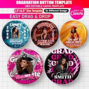 Puede incluir: Una colección de cinco plantillas de botones de graduación, cada una de 6,35 cm x 6,35 cm, con fotos de graduados y el texto "¡Felicidades!" y "Graduado". Los diseños incluyen nombres, detalles escolares y el año 2026. Los botones son de varios colores.