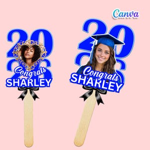 Pode incluir: Dois adere&ccedil;os fotogr&aacute;ficos com tema de formatura. Cada um apresenta um "20" azul com uma foto, as palavras "Congrats SHARLEY" e um la&ccedil;o preto. Uma foto est&aacute; em uma moldura de cora&ccedil;&atilde;o dourado, a outra mostra uma graduada.