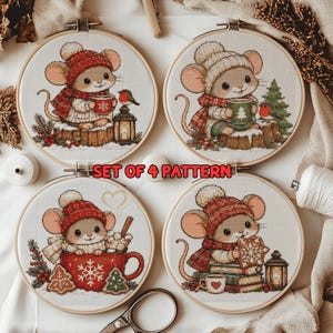 Puede incluir: Un conjunto de cuatro bastidores de bordado circulares con patrones de punto de cruz de ratones con ropa de invierno. Cada bastidor muestra un ratón con gorro y bufanda, junto a elementos estacionales como tazas, linternas, pinos y galletas. El texto dice SET OF 4 PATTERN.