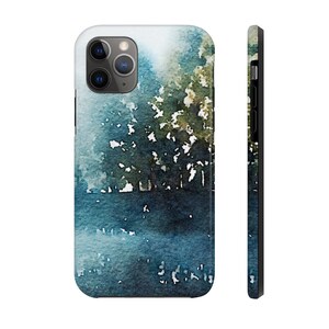 Pode incluir: Uma capa de smartphone com um design em aquarela. A capa tem uma parte superior branca e um design de paisagem azul e verde. A lateral da capa é preta. O design assemelha-se a uma cena de floresta com árvores e água.