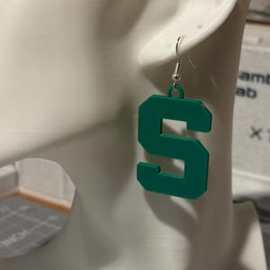 Michigan State Block S Örhängen
