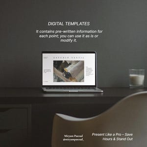 Puede incluir: Un portátil muestra una presentación en un escritorio oscuro. La pantalla muestra el texto "ESTUDIO TEXTIL". La imagen también incluye el texto "DIGITAL TEMPLATES" y "Present Like a Pro - Save Hours & Stand Out". También se ve un vaso de líquido y una silla.