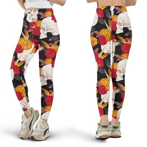 Peut inclure: Legging noir avec un motif répété de crânes blancs, de roses rouges et jaunes et de plumes. Le legging est taille haute et moulant, adapté aux activités sportives ou aux tenues décontractées.