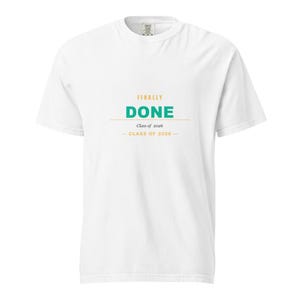 Peut inclure: T-shirt blanc avec l'inscription "FINALLY DONE" en turquoise et le texte "Class of 2026" en or. Un design simple pour célébrer l'obtention d'un diplôme.
