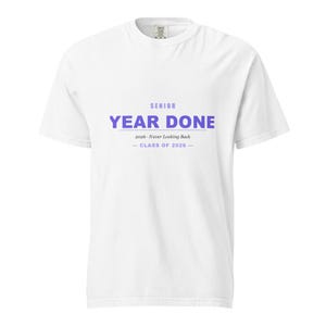 Peut inclure: T-shirt blanc avec l'inscription "SENIOR YEAR DONE" en violet. En dessous, les mots "2026 - Never Looking Back - CLASS OF 2026 -" en violet. Le t-shirt a des manches courtes et un col rond.