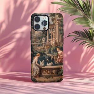 Puede incluir: Funda de teléfono con una pintura clásica de una escena de jardín con figuras, cisnes y fuentes. La funda tiene un borde oscuro y un acabado brillante.