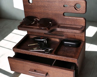 Estación de acoplamiento de madera personalizada: regalo de 5.º aniversario para tu esposo, organizador de mesita de noche con cajón para hombre