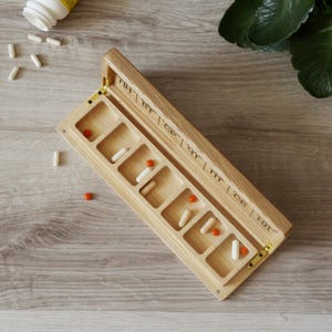 Wooden Pill Organizer 7-Day – Weekly Pill Case, Travel Pill Box, Gift for Grandma & Grandpa, Wooden Pill Holder, Cute Pill Case