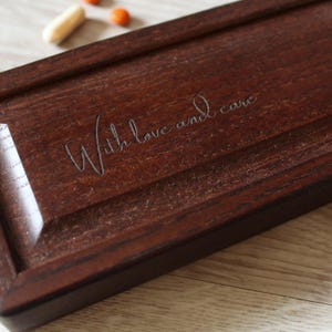 Personalized Wooden Pill Organizer 7-Day – Engraved Weekly Pill Case, Travel Pill Box, Gift for Grandma & Grandpa, Custom Pill Holder