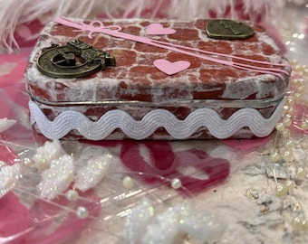 Valentine, romantic, keepsake, trinket, gift card, stash box, stamps, coins, paperclips, altered tin