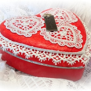 Boîte en fer blanc en forme de coeur, rouge, dentelle au crochet, gardien de la mémoire