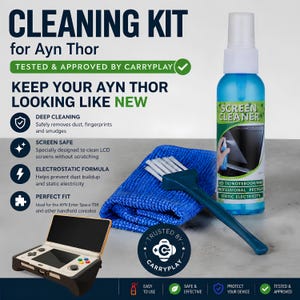 以下が含まれることがあります： Ayn Thor携帯ゲーム機用クリーニングキット。Screen Cleanerとラベルが貼られた青いスプレーボトル、青いマイクロファイバークロス、濃い青色のブラシが含まれています。パッケージのテキストは、ディープクリーニング、画面の安全性、静電気防止フォーミュラといったメンテナンス機能を強調しています。