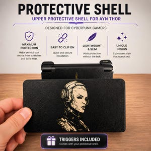 Puede incluir: Una carcasa protectora negra para el dispositivo portátil AYN Thor, con una superficie texturizada y una ilustración gráfica de una persona con auriculares futuristas. La carcasa incluye gatillos y el texto PROTECTIVE SHELL.