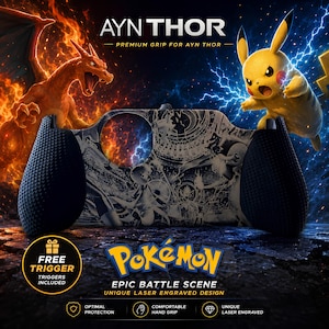 Puede incluir: Un agarre de mando de juego negro para Ayn Thor con una escena de batalla Pokemon grabada con láser. El accesorio tiene empuñaduras laterales texturizadas y un recorte central. El texto incluye AYN THOR, POKEMON y FREE TRIGGER.