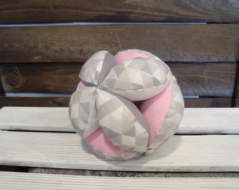 Triangles boule rose de puzzle, jouet de bébé montessori, boule de triangles de tissu, boule grise, boule rose, pépinière rose, pépinière de triangles