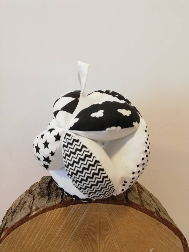 Boule puzzle monochrome, jouet pour bébé Montessori, boule noir et blanc, boule Ying Yang, chambre de bébé monochrome, chambre de bébé noir et blanc, zéro déchet image 2