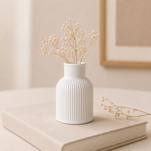 Kleine Gerippte Betonvase, Minimalistische Knospenvase, Skandinavische Wohndeko, Moderne Vase in Weiß, Geschenk zum Einzug