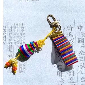 Handgemachter koreanischer Schlüsselanhänger | Traditionelles Saekdong Band mit Lucky Bokjumeoni Knoten Anhänger | Viel Glück Geschenk
