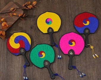 Traditionele Koreaanse taegeuk-waaier - handgemaakte opvouwbare waaier met taeguk-symbool - uniek Koreaans souvenir of cadeau
