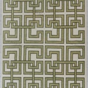 Puede incluir: Una alfombra rectangular con un diseño geométrico. El patrón presenta cuadrados y rectángulos entrelazados en tonos verdes y grises sobre un fondo crema. La alfombra tiene flecos en los bordes, agregando un elemento decorativo. El estilo general es moderno.