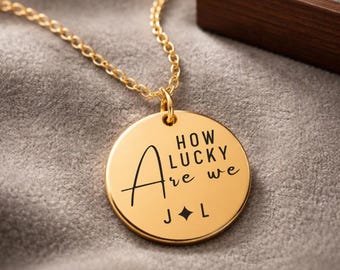 Hoe gelukkig zijn we ketting, aangepaste hanger met twee initialen, gegraveerde sieraden voor koppels, gepersonaliseerd betekenisvol cadeau
