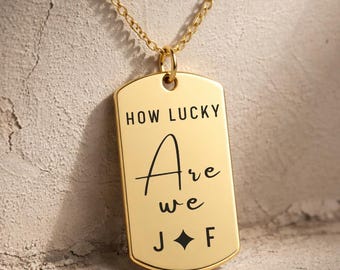 Hoe gelukkig zijn we met gegraveerde dogtag-ketting, gepersonaliseerde twee initialen sieraden voor koppels, op maat gemaakt betekenisvol cadeau voor hem en haar