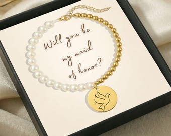 Gepersonaliseerde duifarmband voor bruidsmeisje en bruidsmeisjes, op maat gegraveerde sieraden, verguld met echte parelmoerkralen