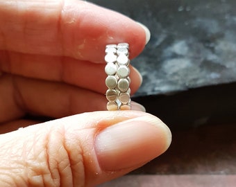 Bagues empilables perlées faites à la main en argent