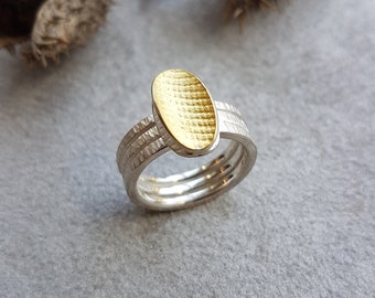 Bague martelée en argent ou or avec dessus ovale texturé