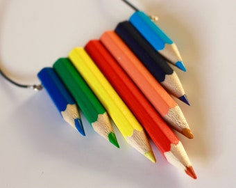 Bleistift Halskette Upcycled Buntstifte Anhänger bunt und schrullig, Handgemachte Original Schmuck Regenbogen Buntstifte