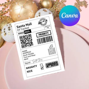 Puede incluir: Una etiqueta blanca de Santa Mail con texto negro, que incluye "Elf Tracked" y "XMAS 2025". La etiqueta presenta un código QR, detalles de la dirección y un sello "PRIORITY". La etiqueta está marcada como "NICE" y "APPROVED".